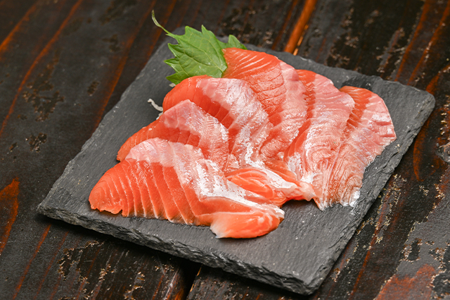 函館サーモン刺(800円)